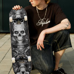 Gotisch Skelet Schedel Zwart & Wit Persoonlijk Skateboard<br><div class="desc">Gedetailleerde zwarte en witte schedel in gotische stijl met gepersonaliseerde optie van de naamtekst.</div>