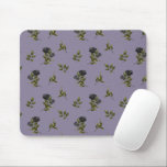 Gotisch zwart bloemenpatroon muismat<br><div class="desc">en gotische mousepad met illustratie van zwarte rozen met groen in een motief. De achtergrond is paars.</div>