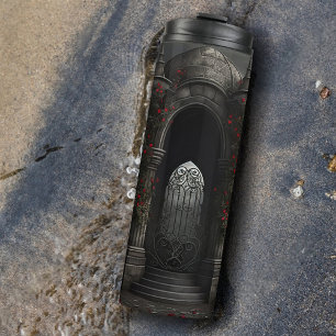 Gotische begraafplaats Gazebo met rode rozen bij n Thermosbeker