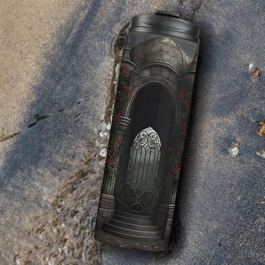 Gotische begraafplaats Gazebo met rode rozen bij n Thermosbeker