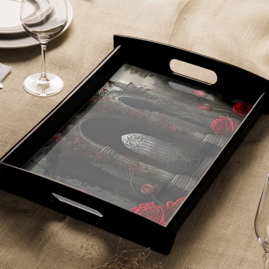 Gotische begraafplaats Gazebo met rode rozen bij n Tissuepapier