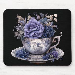 GOTISCHE BLAUWE & PAARSE BLOEMEN IN EEN THEEKOPJE MUISMAT