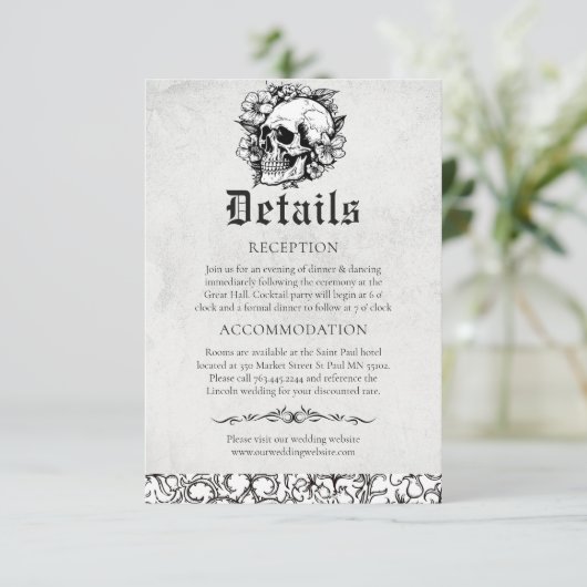 Gotische Bloemen Schedel Zwart Bruiloft Details Informatiekaartje (Staand voorkant)