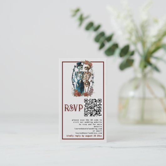Gotische Bloemen Skelet Paar QR Bruiloft RSVP Kaar Informatiekaartje (Staand voorkant)