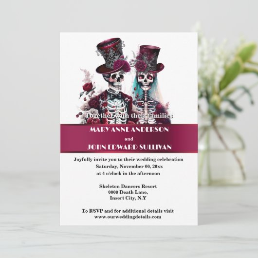 Gotische bruidegom skelet bordeaux roos bruiloft kaart (Staand voorkant)