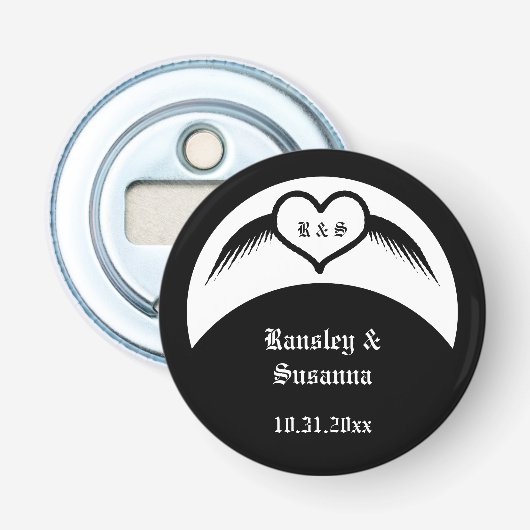 Gotische bruiloft gevleugeld hart Custom Monogramm Button Flesopener (Voorkant)