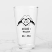 Gotische bruiloft gevleugeld hart Custom Monogramm Glas (Achterkant)