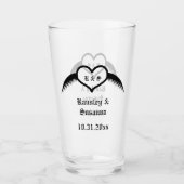 Gotische bruiloft gevleugeld hart Custom Monogramm Glas (Voorkant)