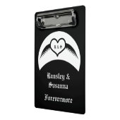 Gotische bruiloft gevleugeld hart Custom Monogramm Mini Klembord (Angled2)