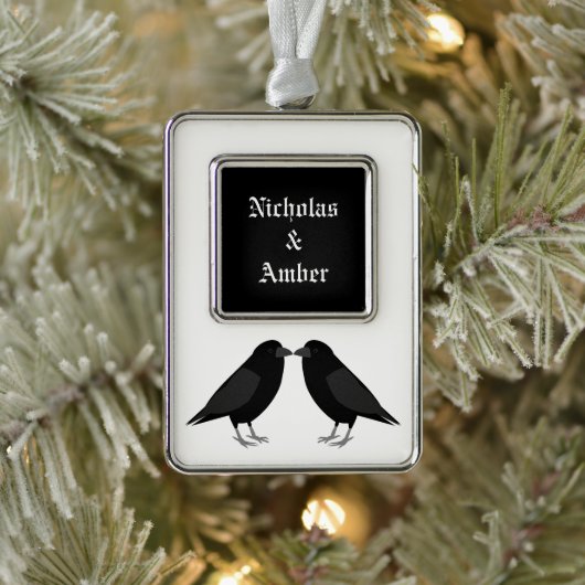 Gotische bruiloft kussen Ravens Custom Verzilverd Omlijst Ornament (Boom)