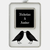 Gotische bruiloft kussen Ravens Custom Verzilverd Omlijst Ornament (Voorkant)