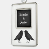 Gotische bruiloft kussen Ravens Custom Verzilverd Omlijst Ornament (Links)