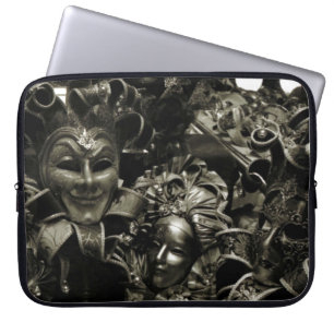 Gotische donkere maskers in zwart en wit voor een laptop sleeve