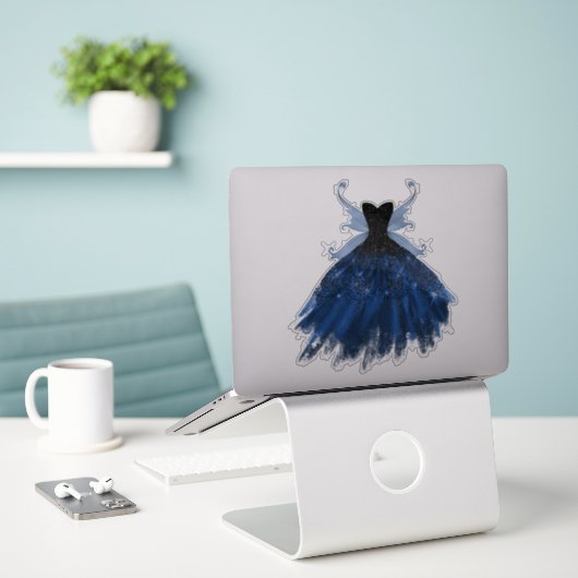 Gotische Fairy Navy Gown | Deep Cobalt Blue Sheen Sticker (Laptop op bureau)