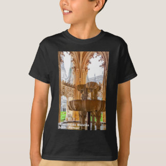 Gotische fontein en klooster. Klooster van Batalha T-shirt