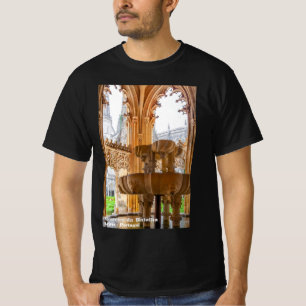 Gotische fontein en klooster. Klooster van Batalha T-shirt