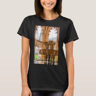 Gotische fontein en klooster. Klooster van Batalha T-shirt