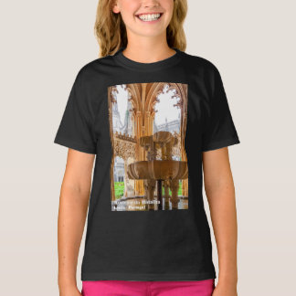 Gotische fontein en klooster. Klooster van Batalha T-shirt