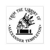 Gotische gekroonde schedel op boek Bibliotheeknaam Zelfinktende Stempel (Design)