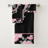 Gotische Liefde | Roze en Zwart Skelet Hart Bloeme Bad Handdoek (Insitu)