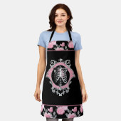Gotische Liefde | Roze en Zwart Skelet Hart Bloeme Schort (Gedragen)