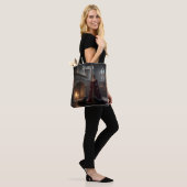 Gotische middeleeuwse jonkvrouw in kasteel met hon tote bag (Op model)