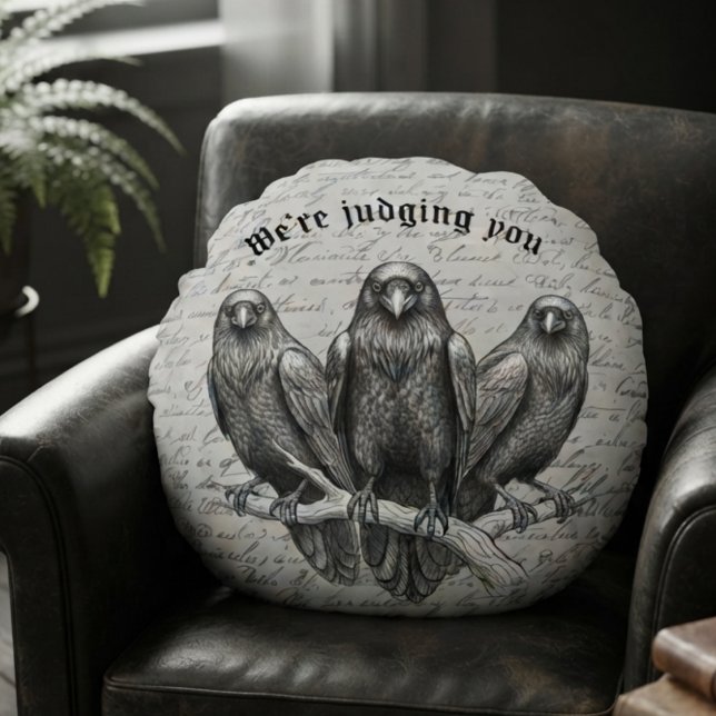 Gotische Onyx Raven Decoratie Rond Kussen (Three vintage ravens round throw pillow for dark academia fans and autumn home decor.)
