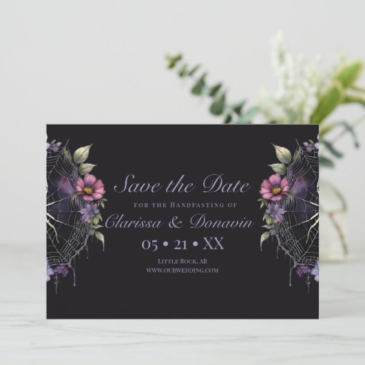 Gotische Paarse Bloemen Spider Web Handfasting Save The Date (Staand voorkant)