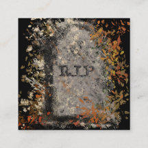 Gotische  R.I.P. grafsteen en herfstbladeren