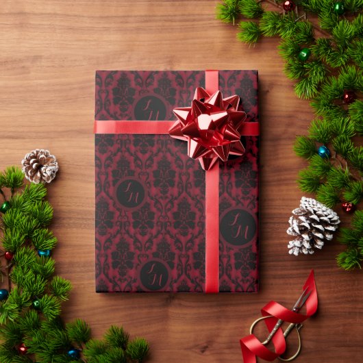 Gotische Rood Zwarte Damast Monogram Cadeaupapier (Feestdagen Geschenken)