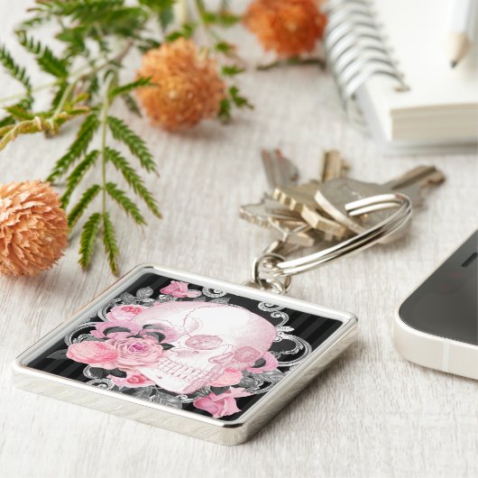 Gotische Roze Schedel met Rozen Sleutelhanger (Zijkant)