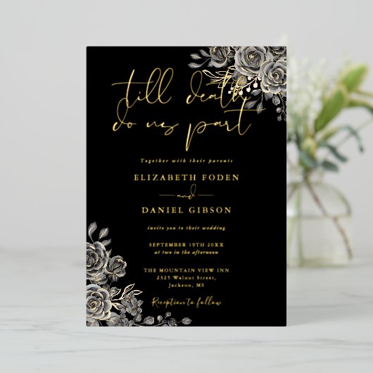 Gotische Rozen Bloemen Bruiloft Zwart en Goud Folie Uitnodiging (Staand Voorkant)