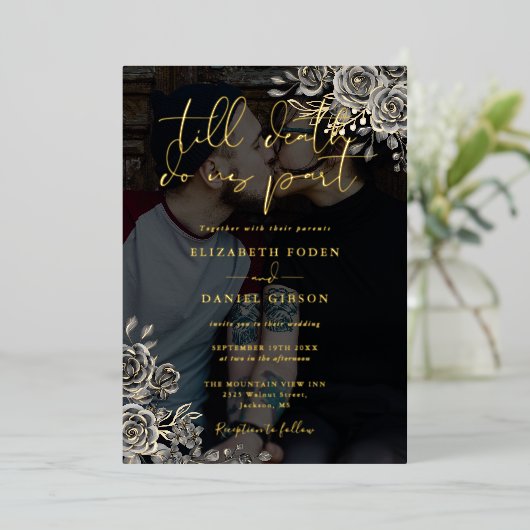 Gotische Rozen Bloemen Huwelijk Zwart en Goud Foto Folie Uitnodiging (Staand Voorkant)