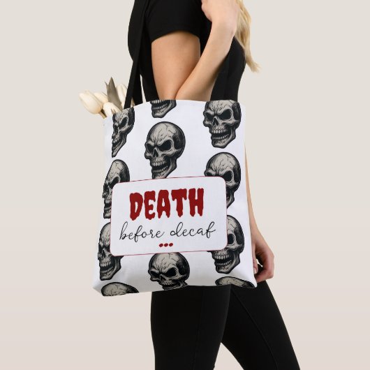Gotische schedel ‘Dood voor decaf’ | Spooky Funny  Tote Bag (Dichtbij)