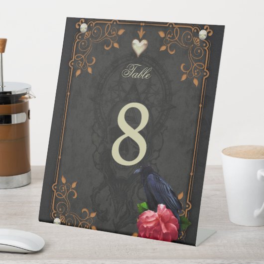 Gotische schedel en raaf. reclamebord met voetstuk (Insitu)