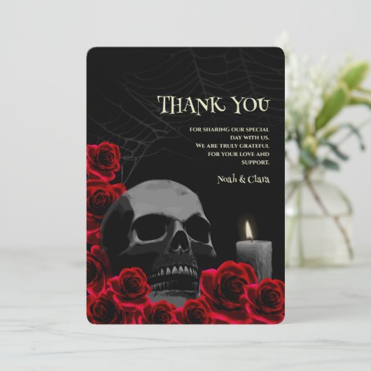 Gotische schedel en rode rozen Halloween bruiloft Bedankkaart (Staand voorkant)