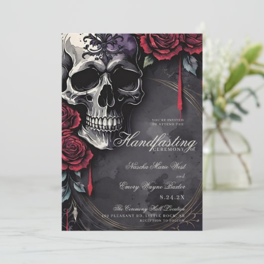 Gotische schedel en rode rozen Halloween handvaste Kaart (Staand voorkant)