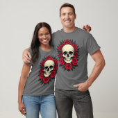 Gotische schedel omgeven door rode rozen t-shirt (Unisex)