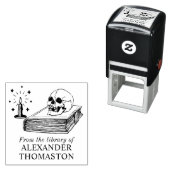 Gotische schedel op Open Boek Kaars Bibliotheek Bo Zelfinktende Stempel (In situ)