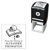 Gotische schedel op Open Boek met Roos S Bibliothe Zelfinktende Stempel (In situ)