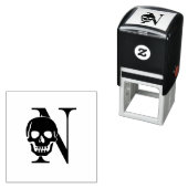 Gotische Schedel Over Enkel Initiaal Monogram #3 Zelfinktende Stempel (In situ)