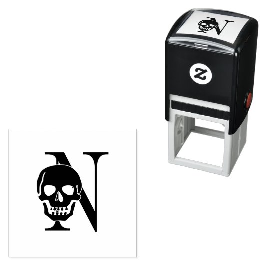 Gotische Schedel Over Enkel Initiaal Monogram #3 Zelfinktende Stempel (In situ)