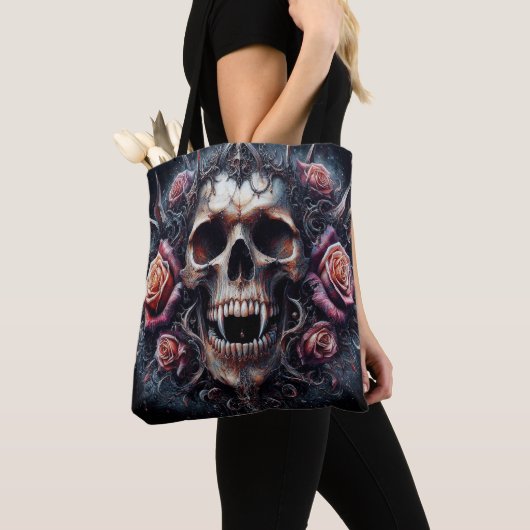 Gotische schedel versierd met Rozen Tote Bag (Dichtbij)