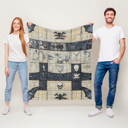 Gotische Schedel & Vleermuis Denim Collage Fleece Deken (In situ)