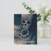 Gotische schedel Zonnebloem RIP Naar haar 20s Uitnodiging Briefkaart (Staand voorkant)