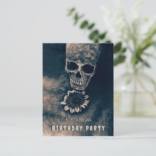 Gotische schedel Zonnebloem RIP Naar haar 20s Uitnodiging Briefkaart (Staand voorkant)