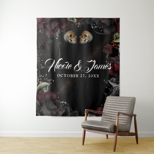 Gotische schedels Rood Zwarte Rozen Trouw achtergr Wandkleed (In situ)