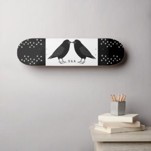 Gotische trouwkus raven met eigen monogram persoonlijk skateboard