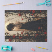 Gotische vrouw in zwarte jurk tussen rode rozen tissuepapier (Craft)