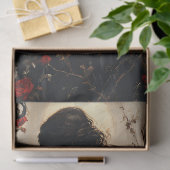 Gotische vrouw in zwarte jurk tussen rode rozen tissuepapier (Geschenk)